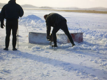 01 Cutting ice around plow